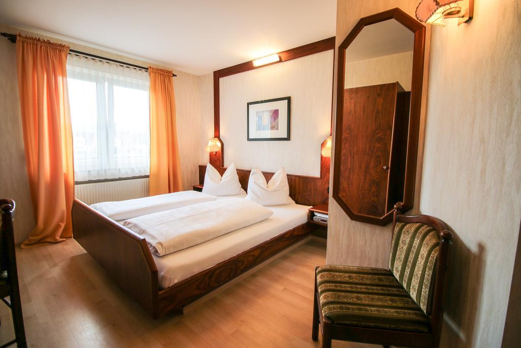 Hotel-Restaurant Und Gaestehaus Loewen Süßen Exteriér fotografie